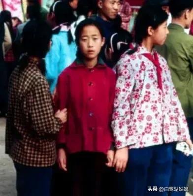 父亲过头七,我和姐姐给叔婶们敬酒,二叔的一番话,让我再度泪目