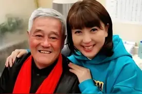 闫学晶：与富商离婚后，嫁一米八的马明东，如今幸福美满图片