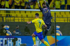 亚冠-C罗主动澄清马宁取消点球 十人利雅得胜利平局锁定小组第一图片