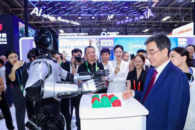 支点建设 智启新篇——2025湖北人形机器人产业链专题展在京刮起“荆楚风”