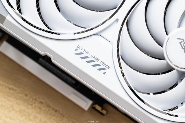 极地坚冰！华硕TUF RTX 5070Ti O16G白色游戏实测