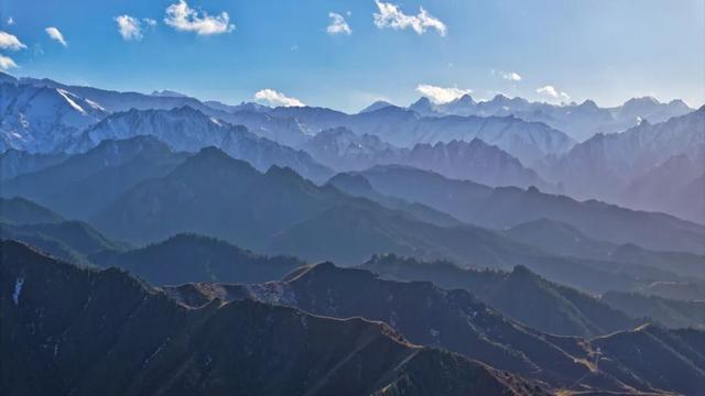 甘肃民乐：祁连山层峦叠嶂尽染秋色