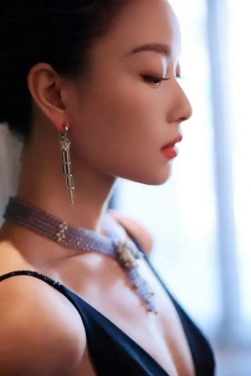 论气场的重要性！倪妮用项圈证明：不是衣服挑人，是人盘活衣服