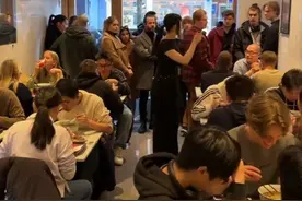 中国拉面馆在瑞典每天排长队。网友：中餐的魅力无人可挡！ 零度观点：中餐国外走红热卖 不仅仅是美食的魅力图片