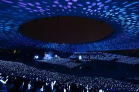 周深成都场演唱掀热潮 新曲目新造型新设计心意十足图片