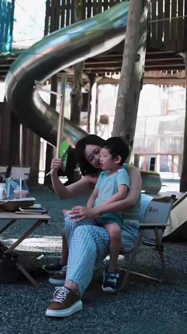 李七月周末遛娃，浅蓝无袖上衣配亲子时光，温馨又松弛