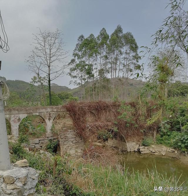 广西南宁市隆安县备战时期修建在古桥上的引水渠，现已列入文保