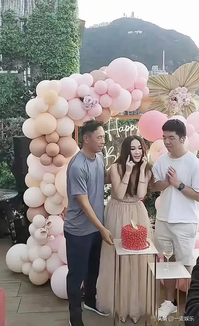 温碧霞生日露半胸，丈夫穿布鞋像农民，养子简直是翻版