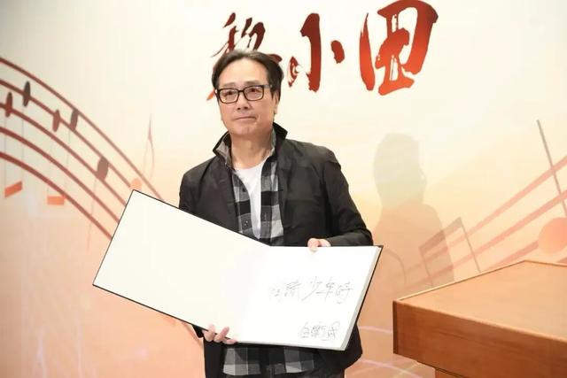 刘晓庆73岁前任罕露脸，头发花白仍玉树临风，两人分手后至今未婚