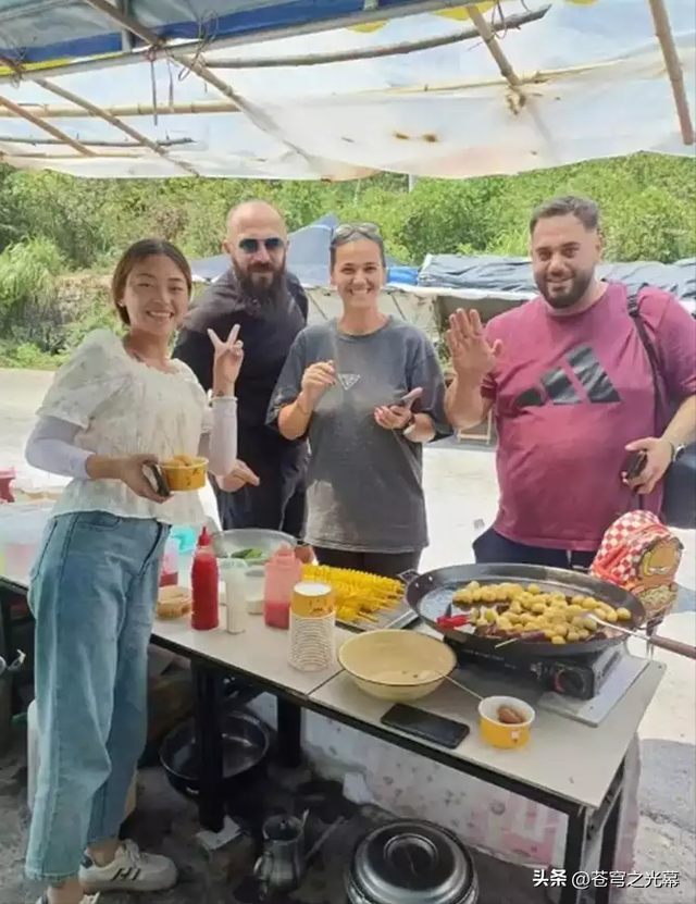 第一批免签来华的外国人，吃了中国大餐，回国已经吃不下白人饭了