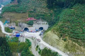 云南天麻高速全线首座长隧道双幅贯通图片
