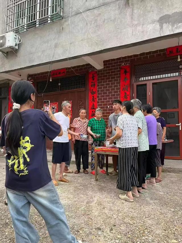 江西19岁大学生用暑假直播挣的钱带全村老人旅行