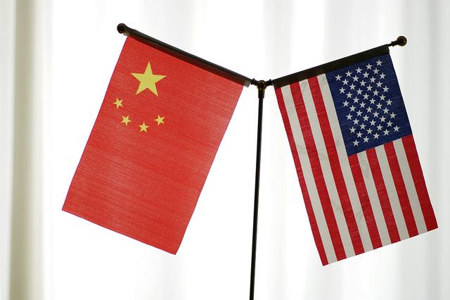 特朗普拖到最后一晚才签字，关税战输给中国，他心里还是不甘心