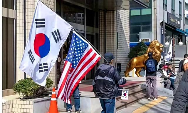 首尔爆发反华游行，韩国人疑惑：为什么中国人没有一丁点害怕？