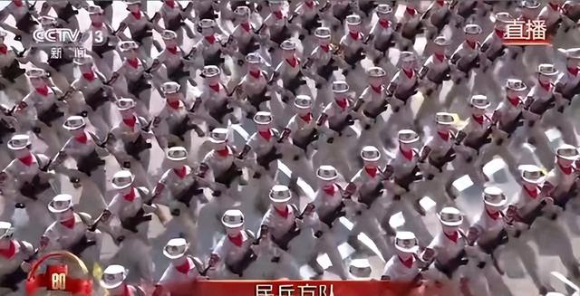 阅兵途中，如果女兵突然想上厕所怎么办？中国解决方式太聪明