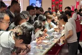 根本抢不到！胖东来刚开店1小时，和田玉全部售空，某网红成小丑图片