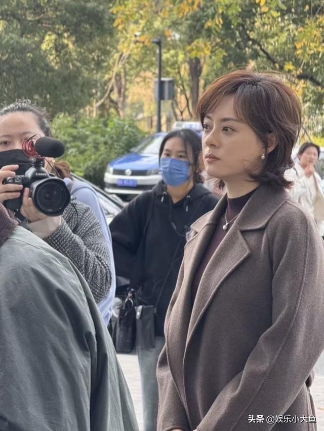 孙俪无锡拍戏被偶遇，身穿毛呢大衣新发型好洋气，本人又瘦又美！