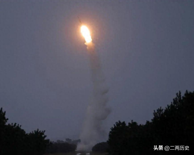 朝鲜出手，一枚导弹从半岛砸向日本海，金正恩要给高市点颜色看看