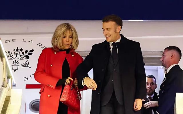 72岁布里吉特真洋气	，红大衣配高跟鞋美翻了，挽着马克龙胳膊好甜