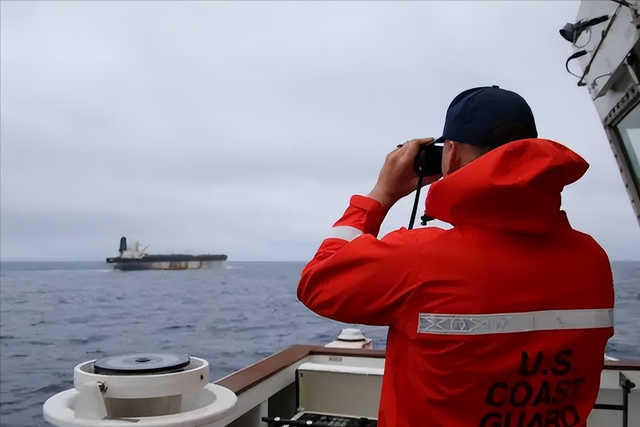 转向了？特朗普主动还油轮	，白宫释放俄公民，美国第一次做出妥协