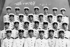 人民海军是研制第一代核潜艇的中流砥柱图片