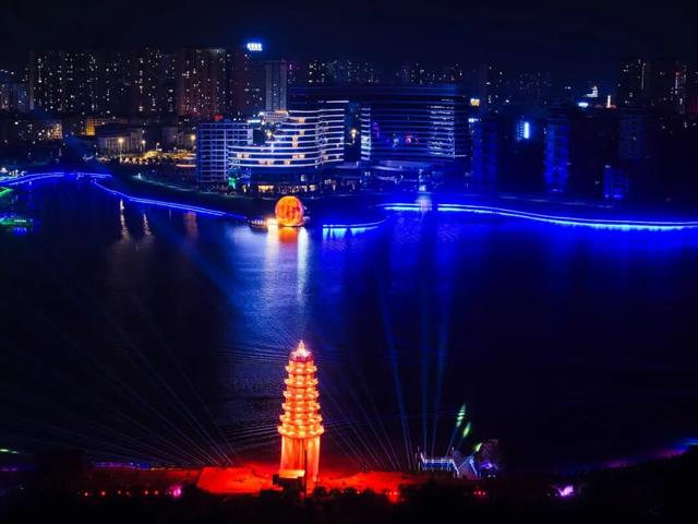 夜宴浩江湖！“超级月亮”与凌云塔共辉，沅江新夜景美出圈