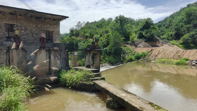 上当了！玩水挖沙捞鱼露营“宝藏地”，荷泗长潭水电站原来这样的