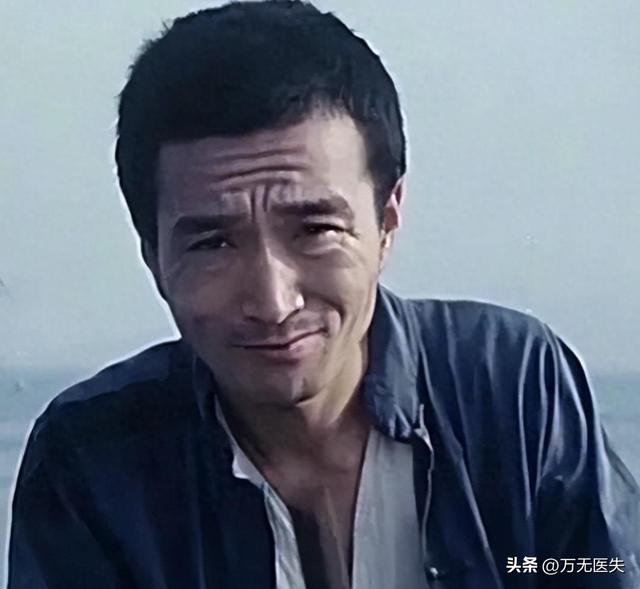 78岁李保田近况令人唏嘘，住处杂乱喝10元桶装水，如今老到不敢认