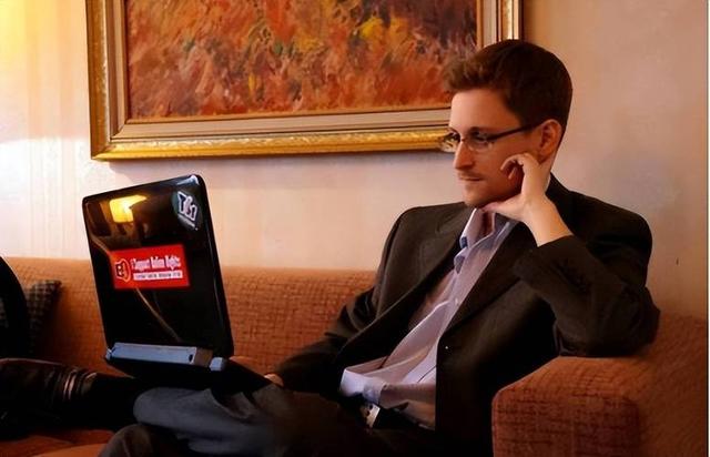 对中国有戒心？斯塔默专机落地神情紧张	，随身携带的设备不简单