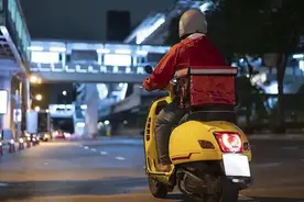 四川不再强制外卖员上传健康证！零度观点：消费者点的是外卖，不是“健康盲盒”！图片