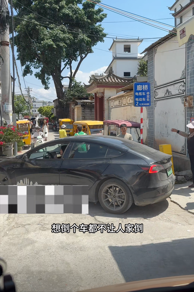 云南大理，游客倒车被村民阻拦，曝光后自称被当地村民网暴
