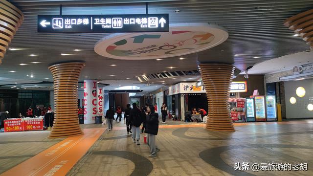 长沙五一广场中的废墟商场，位于地铁口，却仅有三四家商店营业