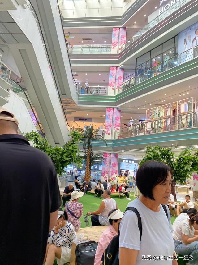 孩子带我购物，重新开业的商场我第一次来，设计很人性化