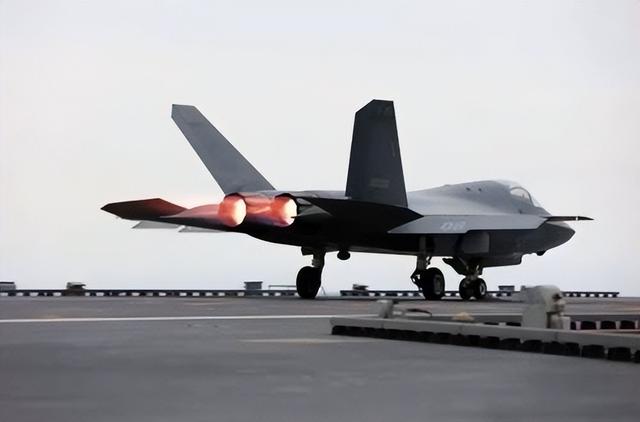 “福建”舰服役，中国海军正式跨入“三航母”时代