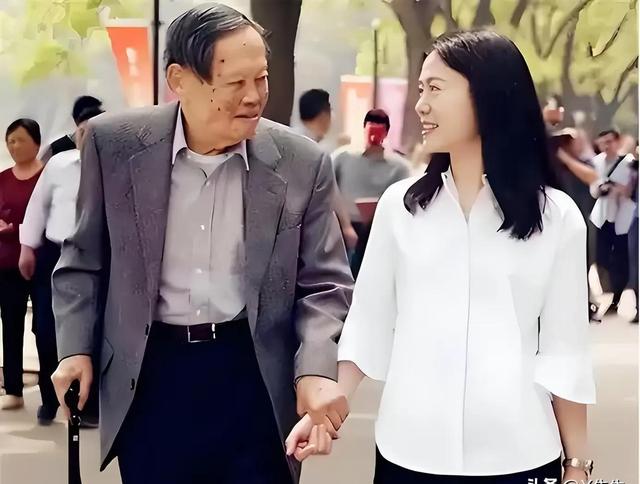 杨振宁告别仪式上，49岁翁帆近照曝光，原来杜致礼亲妹真的没说错