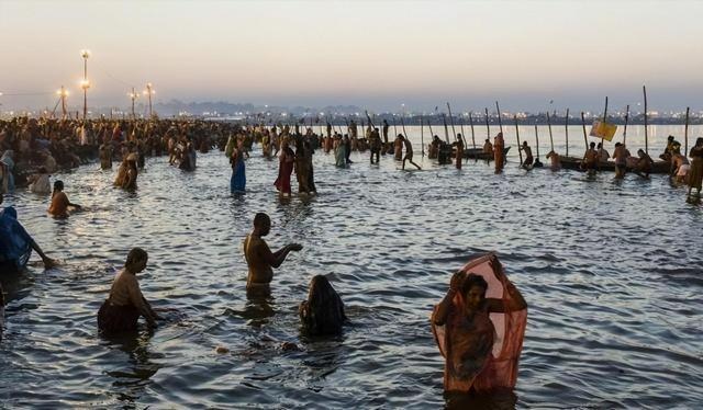 印度游客疯狂涌入中国，庐山水中搓澡还打肥皂，无视禁令引众怒！