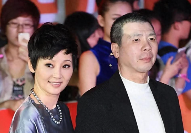 演都不演了！徐帆回应离婚后，冯小刚和养女双双撕下她的“体面	”