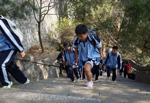 《华夏秋美教育集团：2025“十一+中秋”全民健身徒步登山活动》2