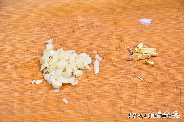 茶香味十足的吮指龙井虾！龙井茶的清香，配上虾的鲜甜，让人迷恋
