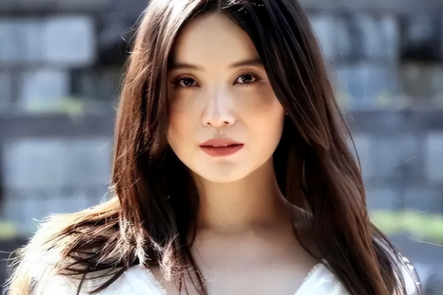 她被骂“陪睡上位”，后被封为“性感欲女”，得奖后当众怒怼海清