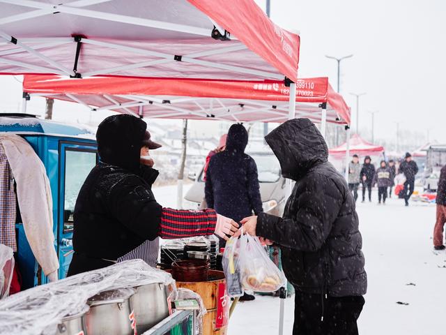 长白山西坡大集，感受东北集市的浓郁烟火气，解锁冬日的别样快乐