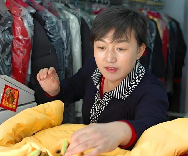 她是9枚金牌的冠军，被教练下药终身不育，退役后当搓澡工嫁和尚