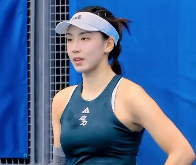 王欣瑜2-1逆转晋级8强，比赢球更可怕的是她赛后一席话，振奋人心