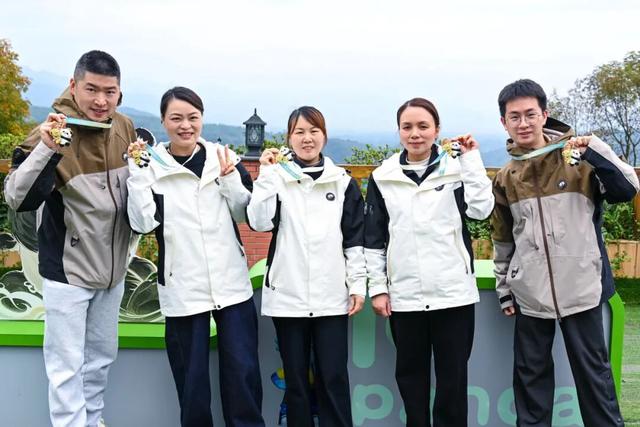 @全国中小学生：这个秋假，免门票畅玩碧峰峡！来与动物交朋友，打卡领熊猫奖牌啦！