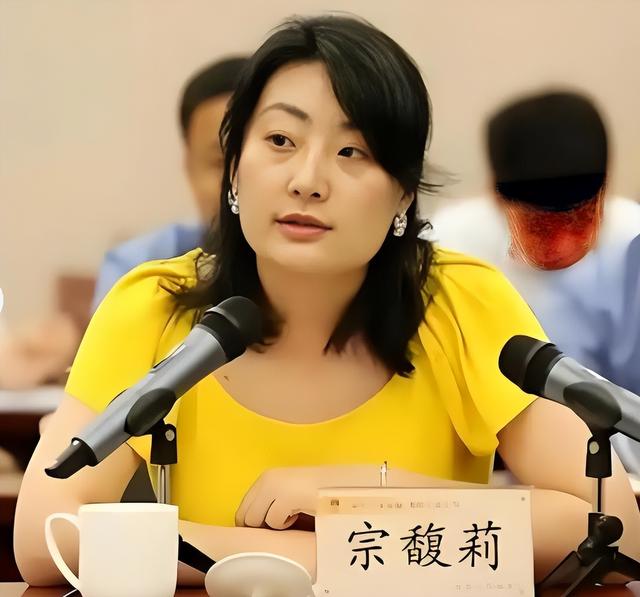宗馥莉的畸形家庭：亲爹出轨，爷奶不爱，叔叔背刺，小三夺权