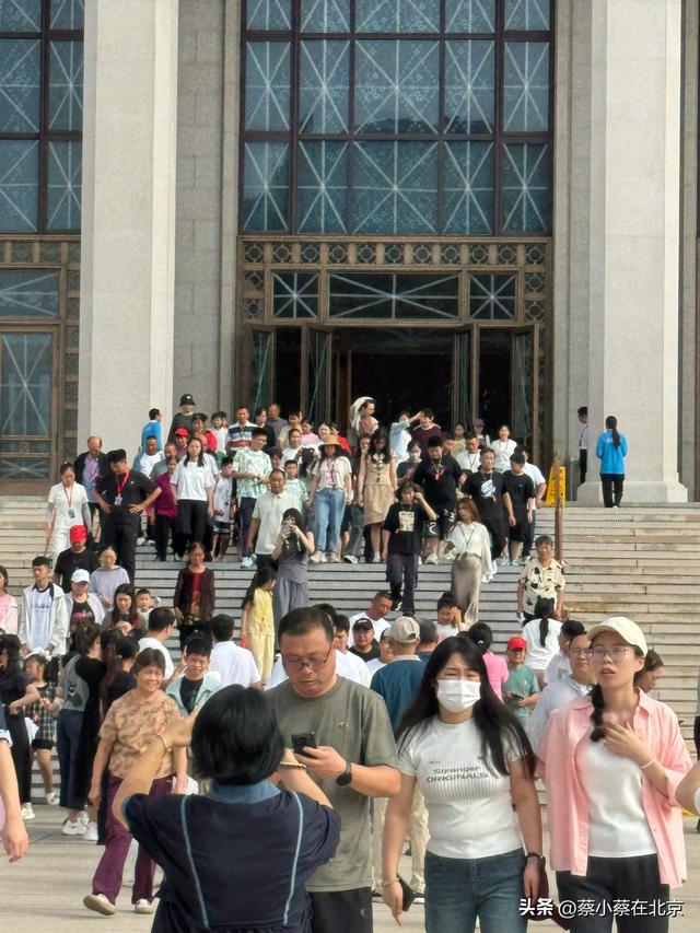 2025年10月4日，国庆节毛主席纪念堂发生的真实场景，排队几百米