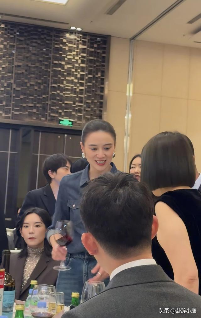 宋佳北京晚宴近照流出，高挑身姿配丸子头，又美又飒，气质超绝！