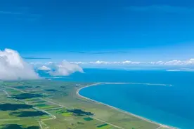 鱼鸟共生 碧波荡漾 好一幅青海湖和谐美丽画卷图片