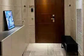 不听劝，买了“一梯两户”的房子，入住3个月后，我真的太后悔了图片