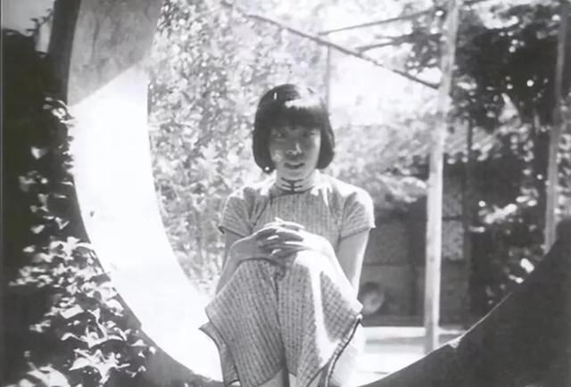 刘少奇的夫人王光美有多美？1940年在大学留影，那年19岁气质非凡